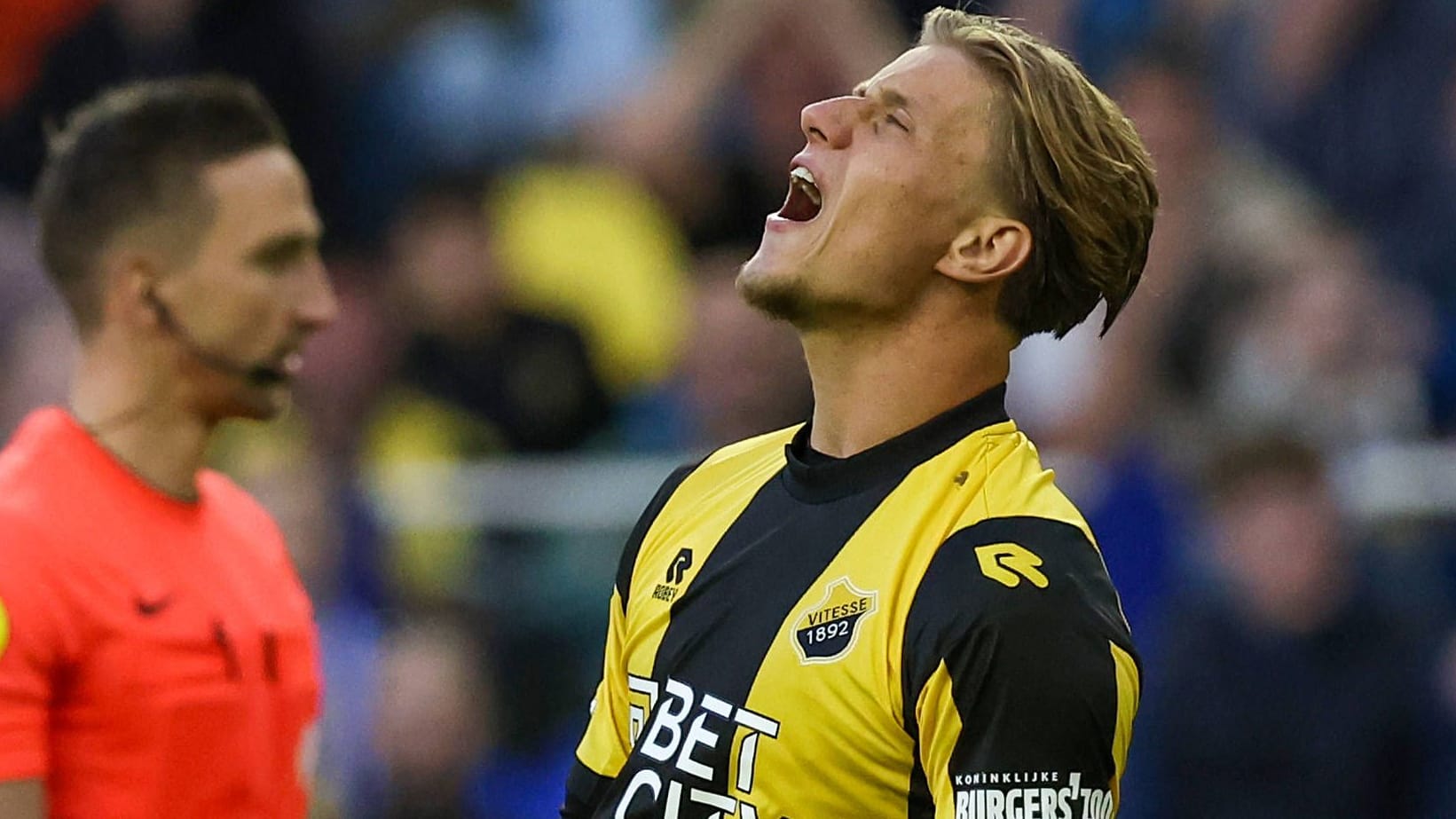 Giovanni van Zwam: Der Spieler von Vitesse Arnheim wird mit seinem Team absteigen. Giovanni van Zwam: Der Spieler von Vitesse Arnheim wird mit seinem Team absteigen.