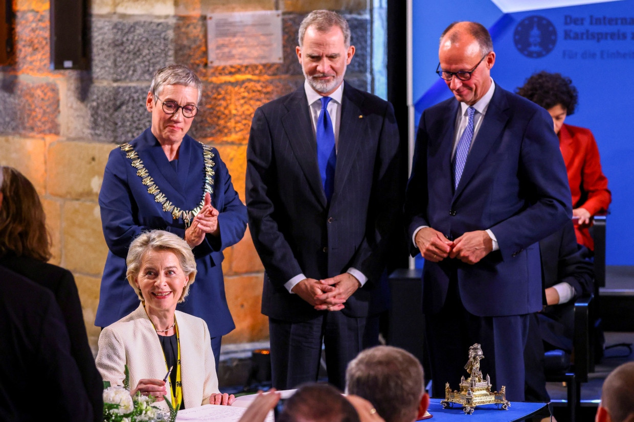 EU-Kommissionspräsidentin von der Leyen, Oberbürgermeisterin Keupen, Spaniens König Felipe und Kanzler Merz am Donnerstag in Aachen