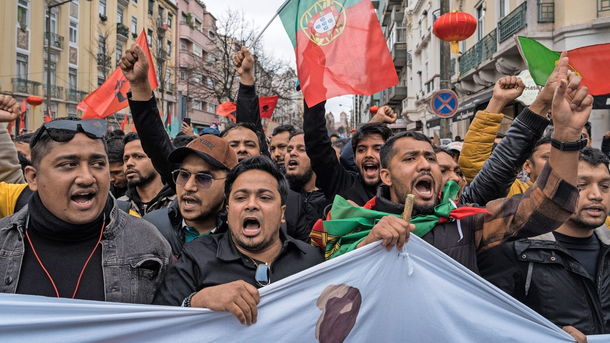 Demonstration gegen Rassismus: Im Januar protestieren Menschen in der Nähe des Martim Moniz-Platzes in Lissabon gegen das harte Durchgreifen der Polizei.