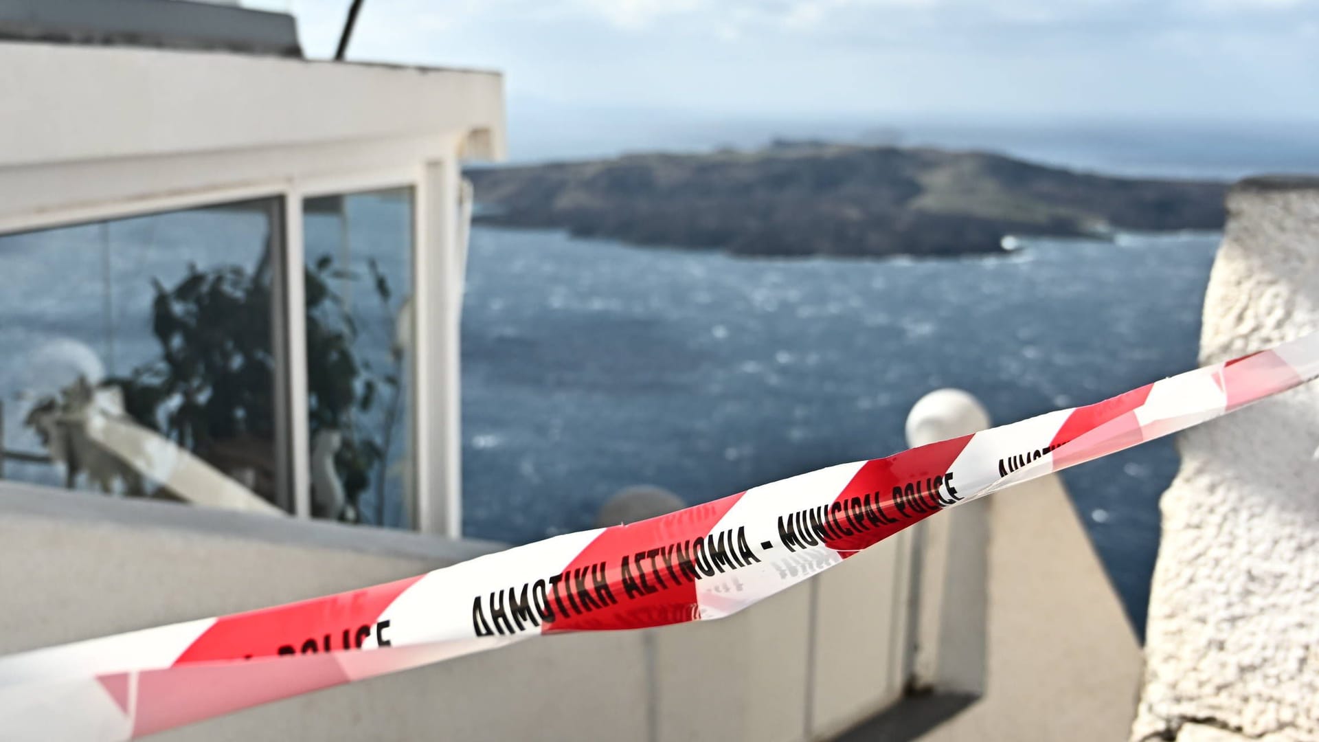 Absperrung auf Santorini: Die meisten Menschen haben die Insel verlassen. Absperrung auf Santorini: Die meisten Menschen haben die Insel verlassen.