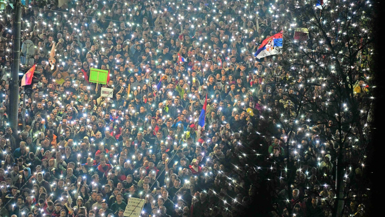 Um die 300.000 Menschen halten bei einer Massenkundgebung gegen Vučić am 15. März in Belgrad ihre Handys in den Nachthimmel.