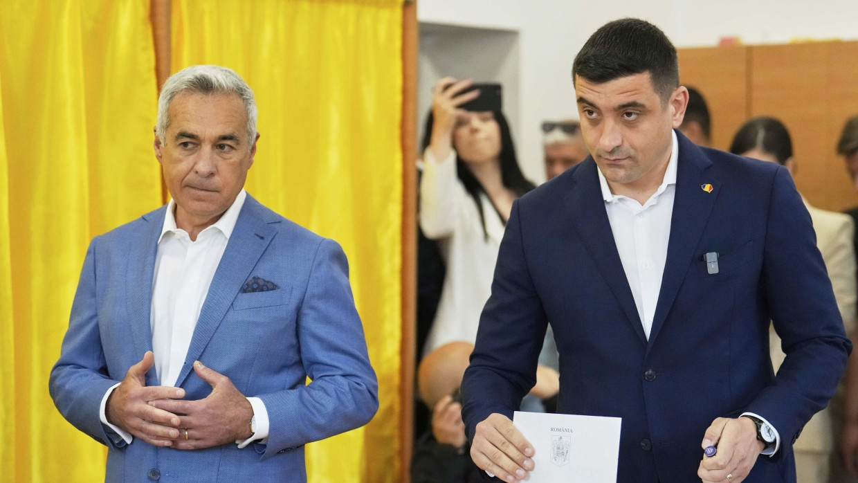 Rächer des verhinderten Kandidaten: George Simion (rechts) tritt im Wahllokal mit Călin Georgescu auf.