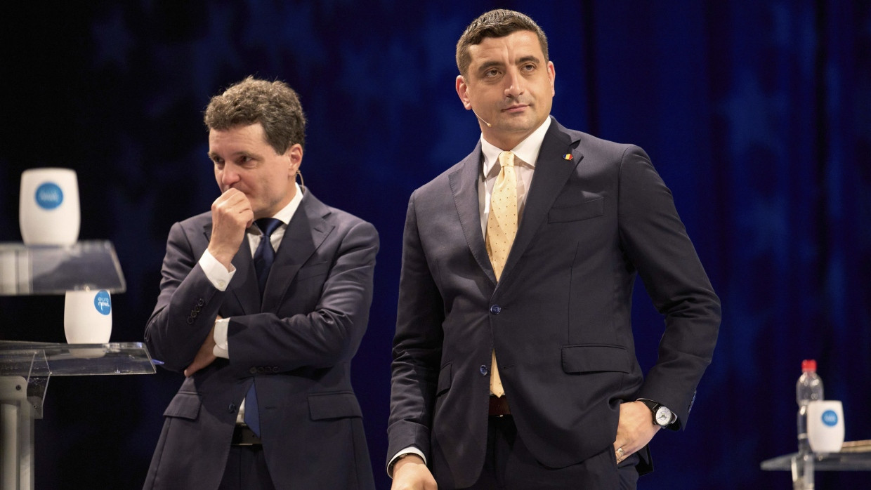 Die Präsidentschaftskandidaten Nicușor Dan (l.) und George Simion (r.) während einer Pause bei einer Fernsehdebatte am 8. Mai in Bukarest, Rumänien