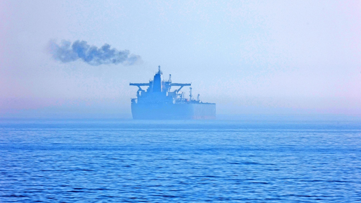 Umweltgefahr vor Rügen: Der panamensische Öltanker aus der grauen Ölflotte im Wartestand vor der Küste