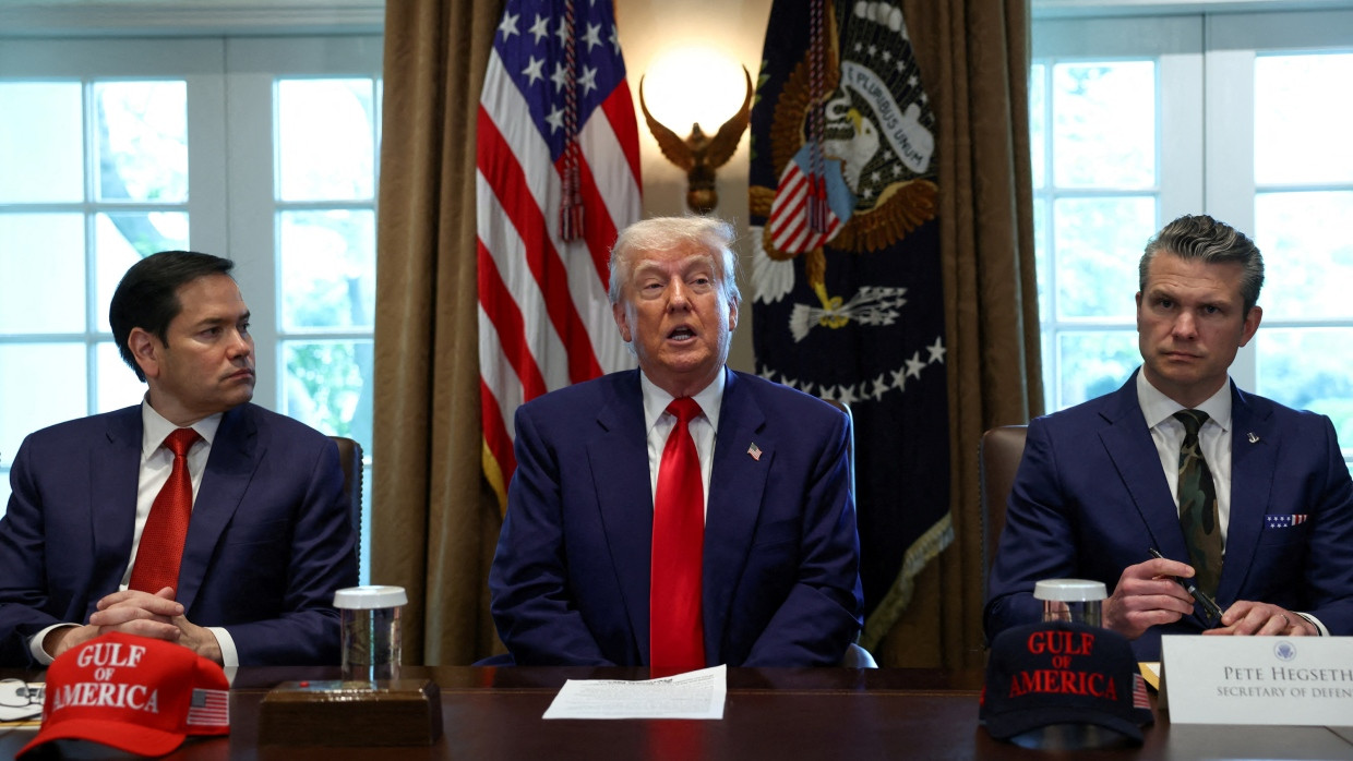 Trump mit Außenminister Marco Rubio (rechts) und Pentagonchef Pete Hegseth (rechts) im Weißen Haus