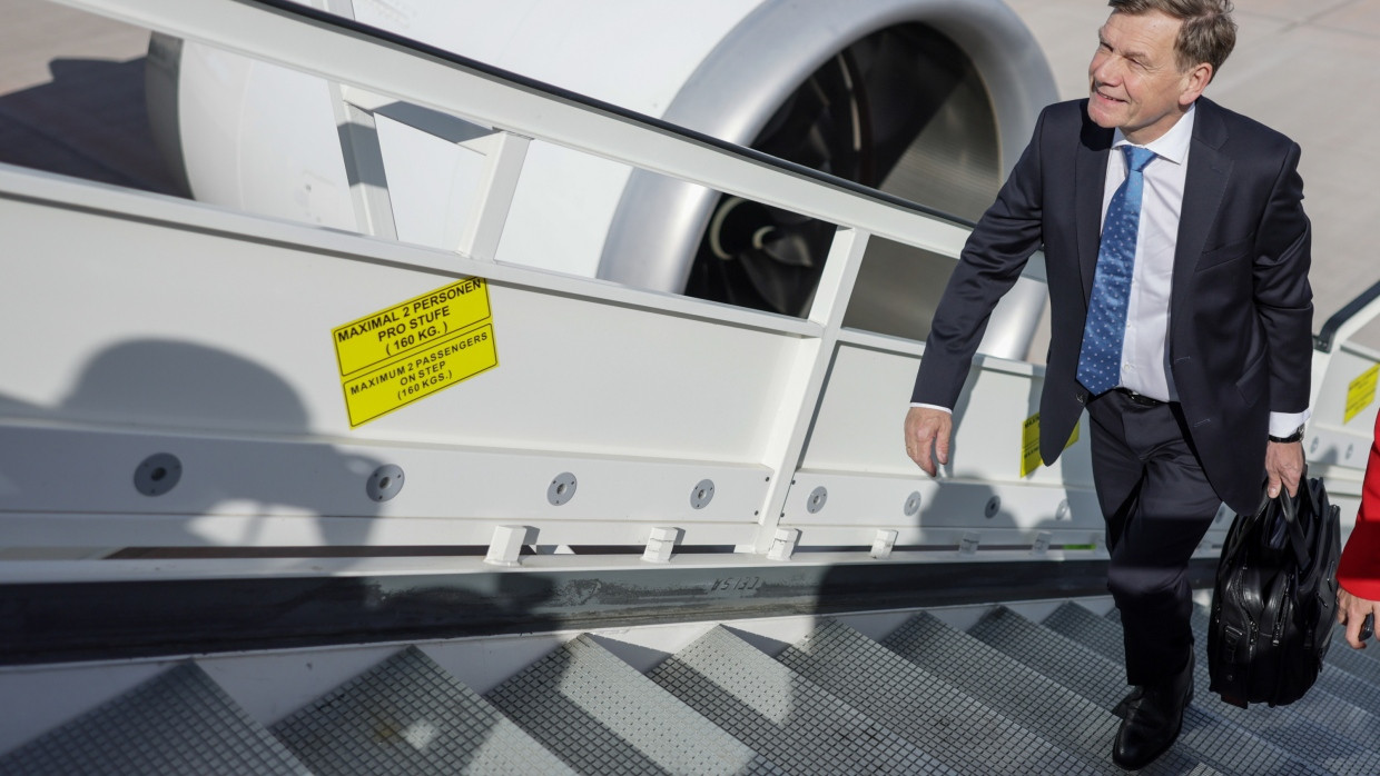 Außenminister Wadephul steigt in ein Flugzeug der Luftwaffe am Flughafen Berlin ein.