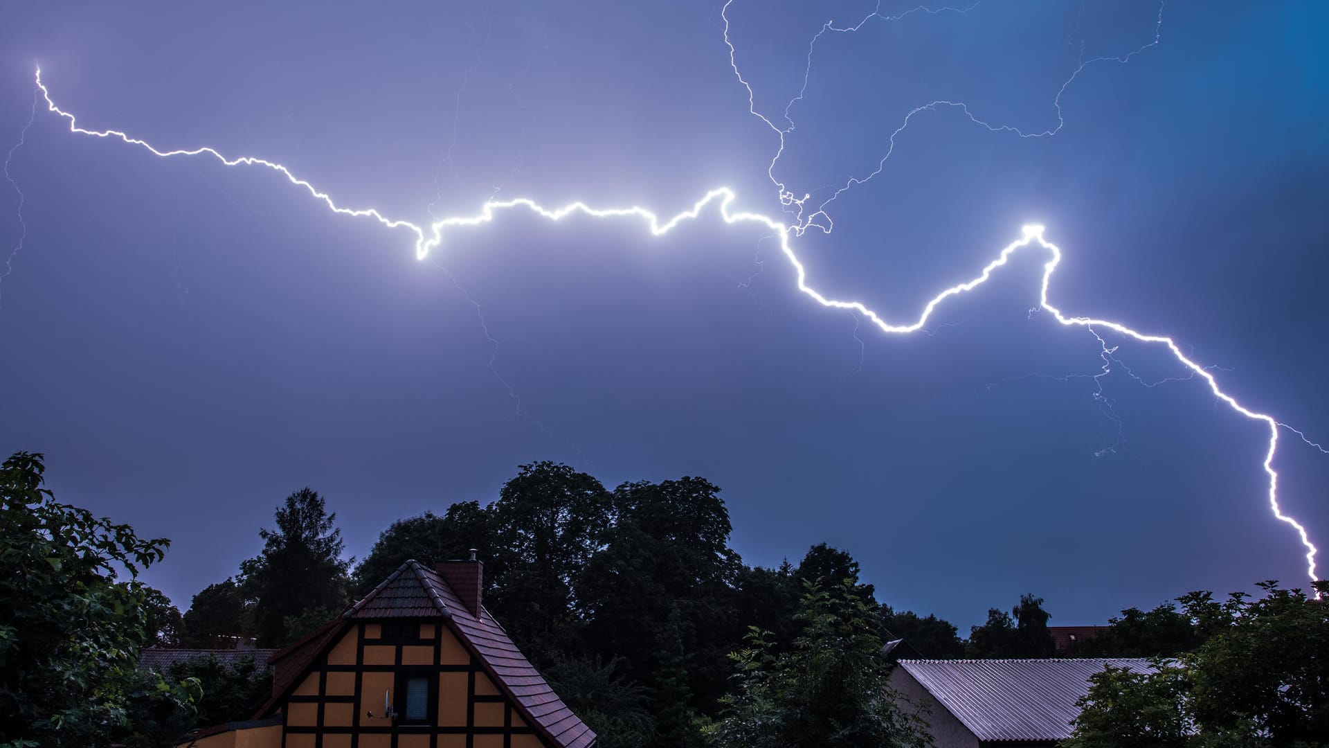 Ein starker Blitz leuchtet am Nachthimmel: In Deutschland blitzt es mehr als zwei Millionen Mal pro Jahr. Ein starker Blitz leuchtet am Nachthimmel: In Deutschland blitzt es mehr als zwei Millionen Mal pro Jahr.