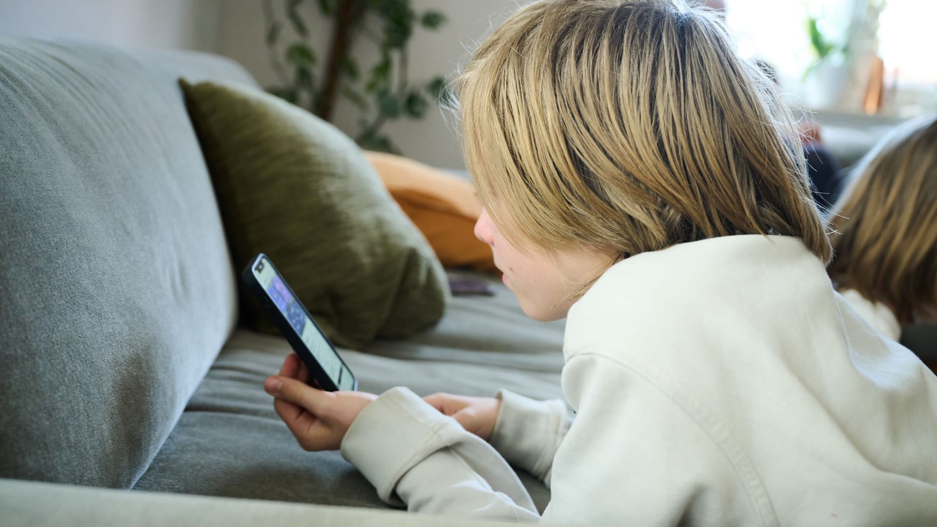 Symbolbild - Smartphone-Nutzung bei Kindern Symbolbild - Smartphone-Nutzung bei Kindern