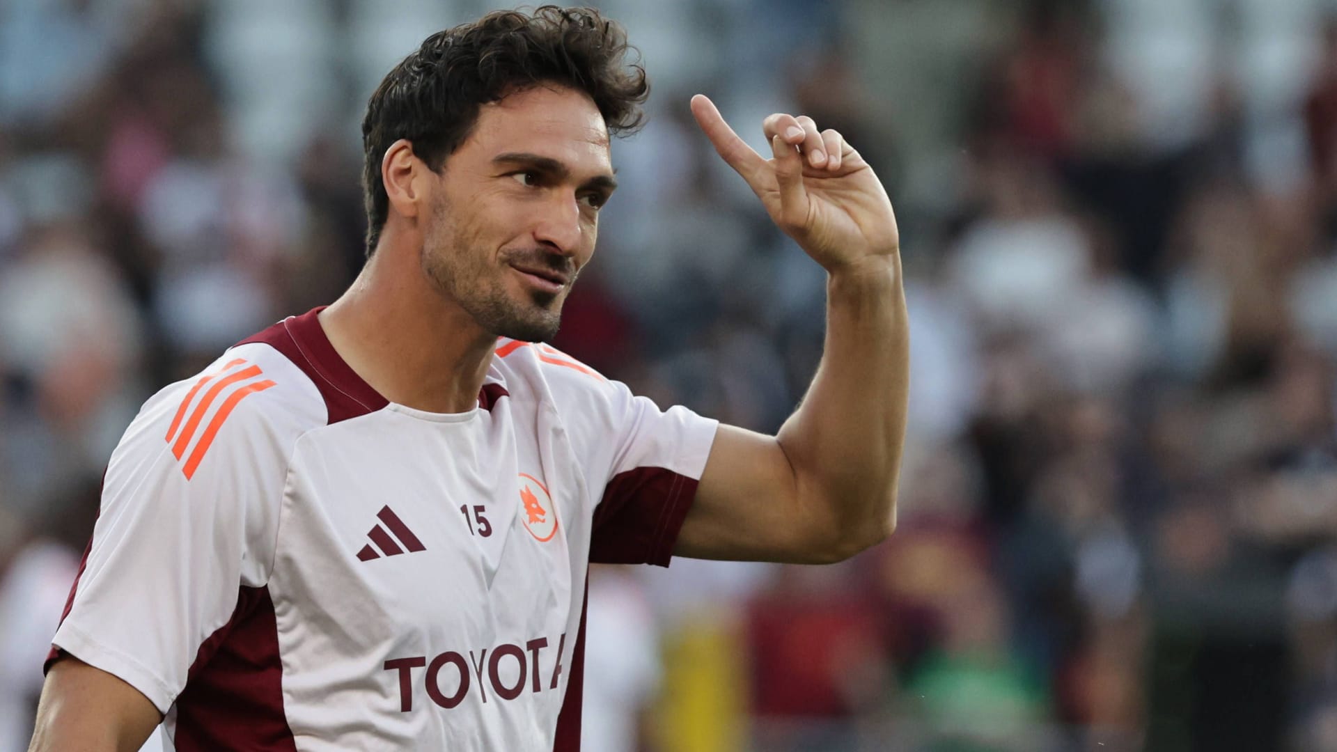 Mats Hummels beim Warmmachen: Der Innenverteidiger spielte in Rom zuletzt nur noch eine Nebenrolle. Mats Hummels beim Warmmachen: Der Innenverteidiger spielte in Rom zuletzt nur noch eine Nebenrolle.