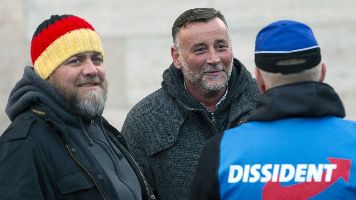 Gehören soziologisch gesehen auch irgendwie zur Zivilgesellschaft: Der Gründer der Organisation „Pegida“ (Mitte) mit Teilnehmern auf einer Demonstration der AfD im März 2020.
