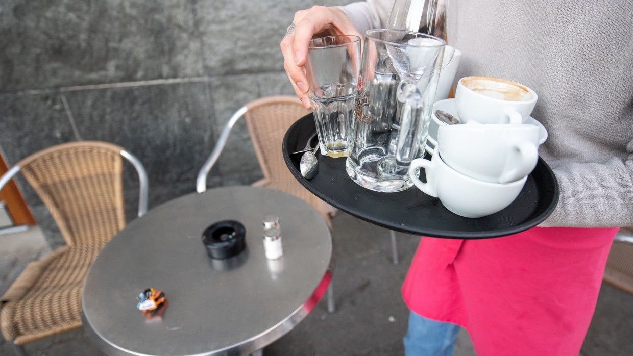 Kellner in Stuttgart: Mit Arbeit im Gastgewerbe finanzieren sich viele Studierende.
