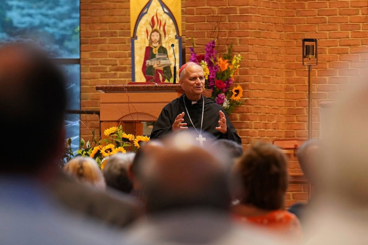 2024 spricht Robert Prevost noch als Kardinal in einer Kirche in New Lenox, Illinois.