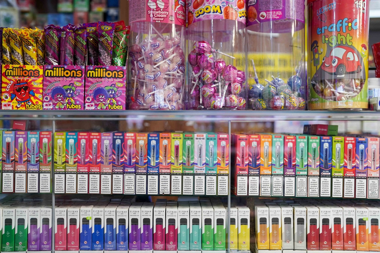 Vapes: Buntes Marketing im Süßigkeitenregal.