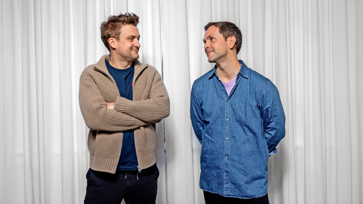 Strahlemänner: Mario Kohle (links) und Philipp Schröder sind Wettbewerber beim Solarausbau und streiten gleichzeitig gemeinsam für die Energiewende.