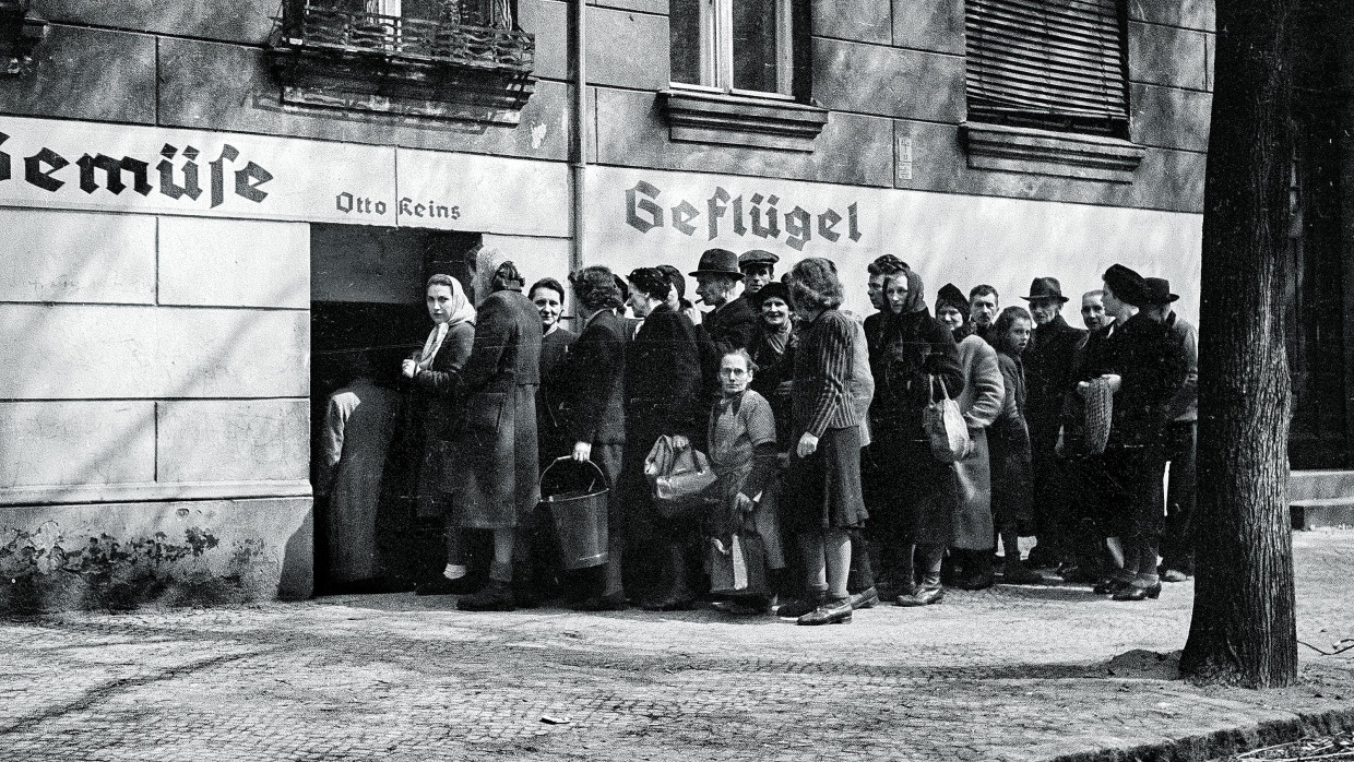 Schlangestehen nach Lebensmitteln, Berlin 1945: Der Krieg hatte auch wirtschaftlich ins Elend geführt.