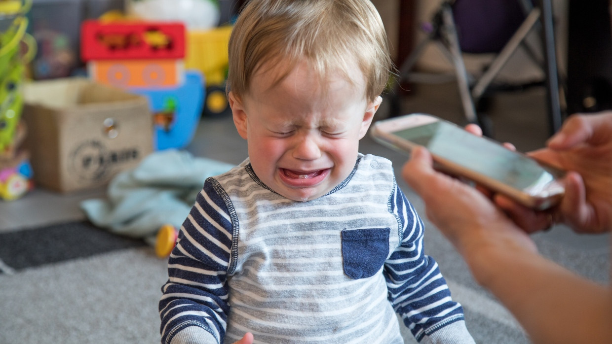 Das Kind will Nähe – und wird ignoriert: Wie die elterliche Smartphone-Nutzung Kleinkindern schadet. (Symbolbild)
