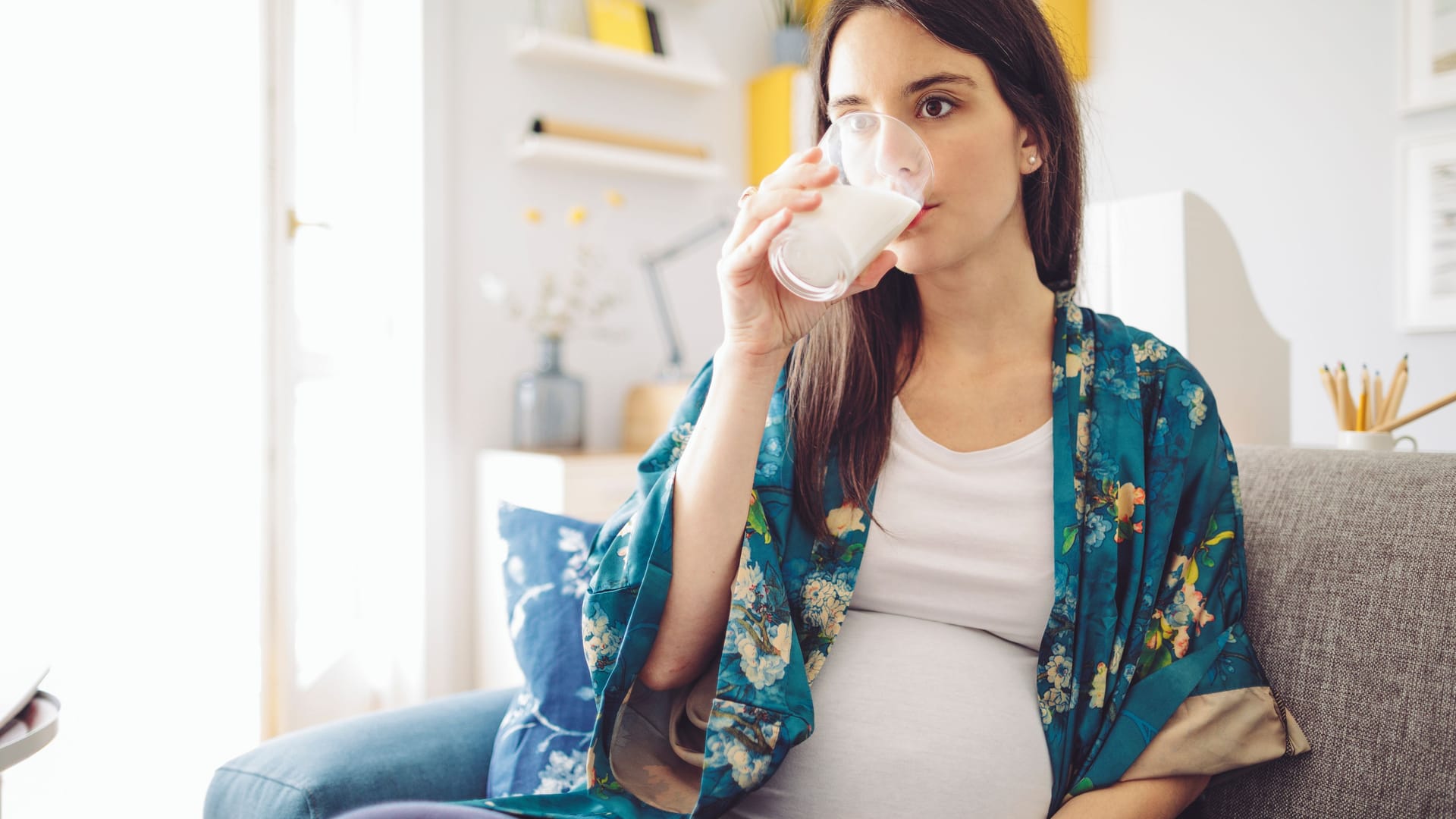 Rohmilch in der Schwangerschaft: Schwangeren wird dringend vom Verzehr abgeraten. Rohmilch in der Schwangerschaft: Schwangeren wird dringend vom Verzehr abgeraten.