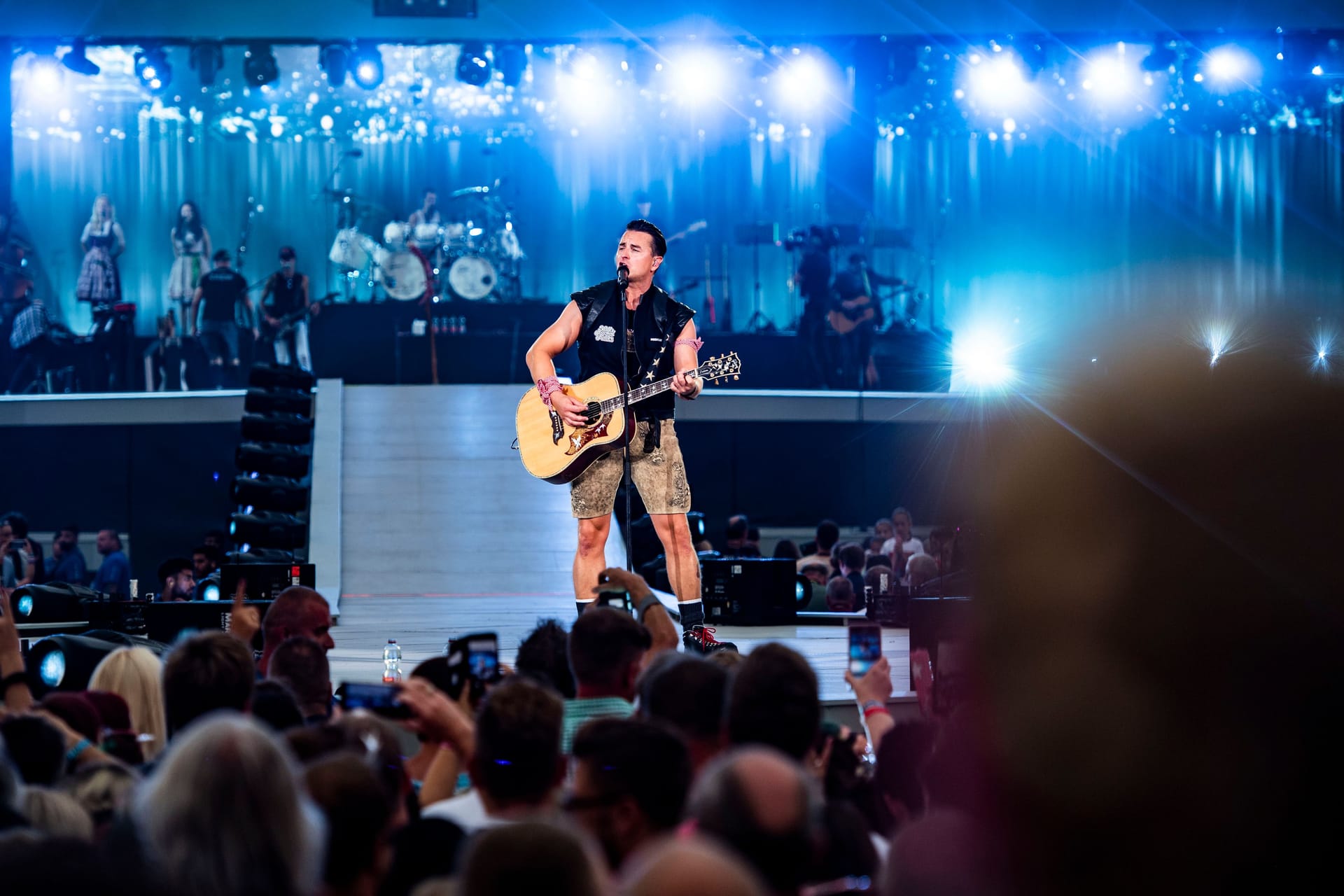 In Lederhose auf der Bühne: So kennt man Andreas Gabalier. In Lederhose auf der Bühne: So kennt man Andreas Gabalier.