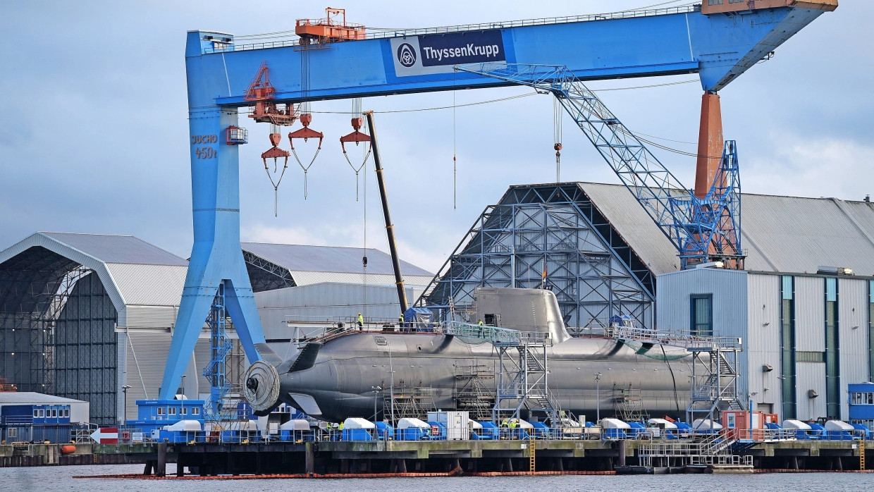 Silberglänzend und tiefseetauglich: Ein im Bau befindliches U-Boot liegt in der Werft von Thyssenkrupp Marine Systems (TKMS) in Kiel.