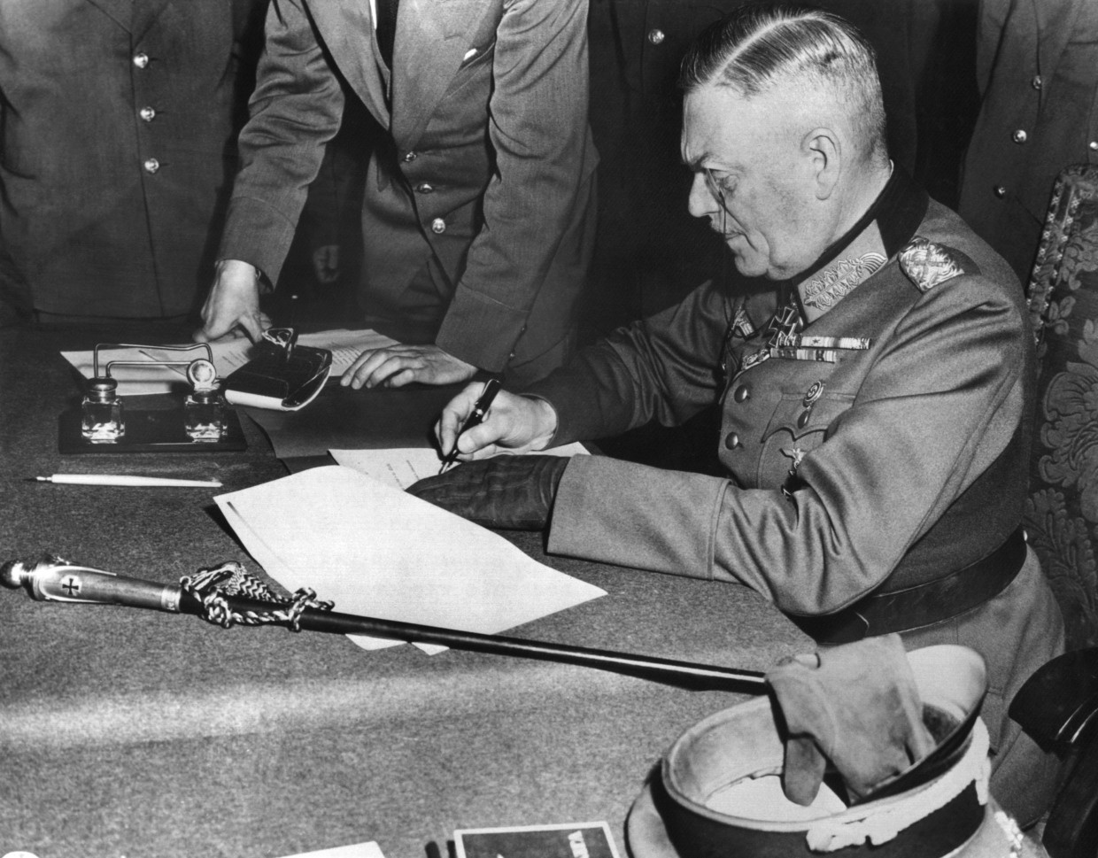 Generalfeldmarschall Wilhelm Keitel, der letzte Oberkommandierende der Wehrmacht, unterzeichnet in Berlin-Karlshorst die Kapitulationsurkunde.