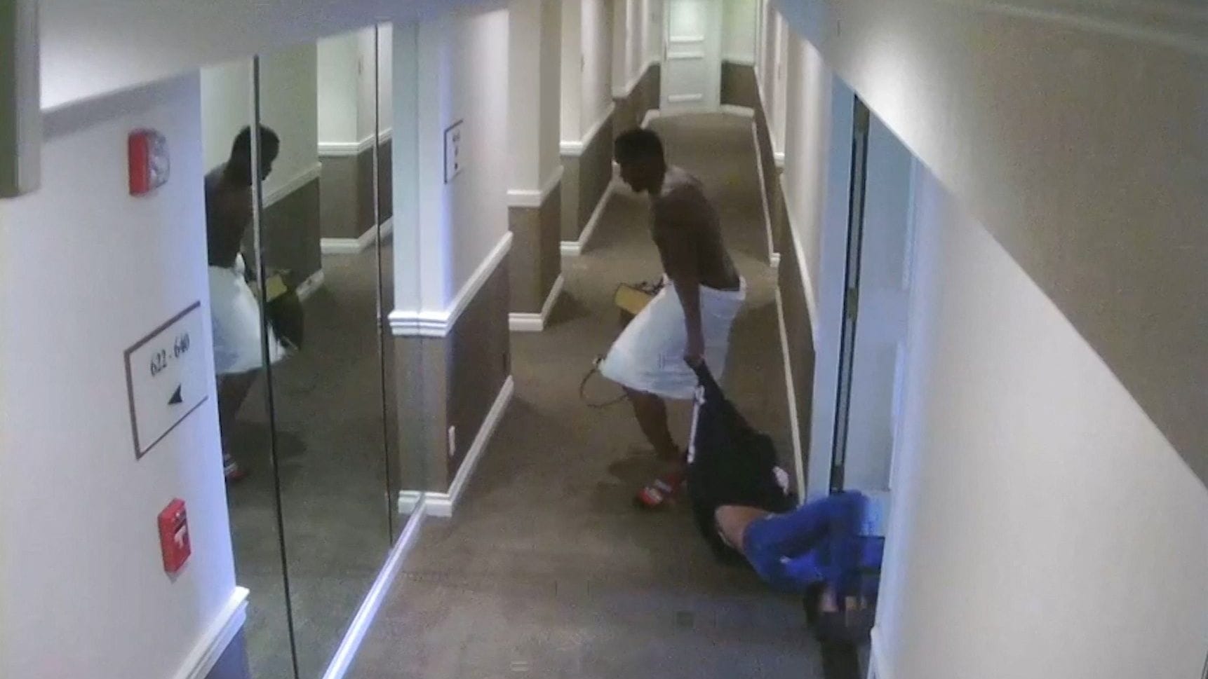 Das Bild einer Hotel-Überwachungskamera zeigt, wie Combs seine damalige Freundin Ventura körperlich misshandelt. Das Bild einer Hotel-Überwachungskamera zeigt, wie Combs seine damalige Freundin Ventura körperlich misshandelt.