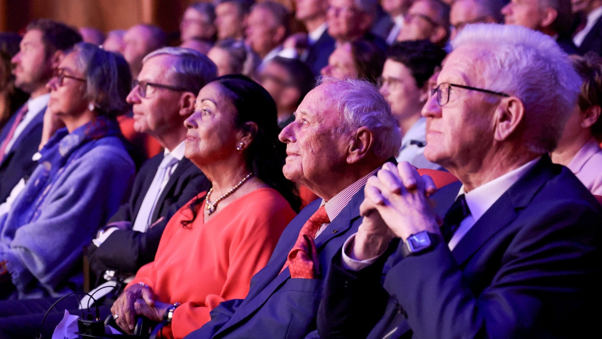 Reinhold Würth verfolgte das Geburtstagsständchen, das Würth-Mitarbeiter aus aller Welt für ihn aufgenommen haben. Neben ihm Baden-Württembergs Ministerpräsident Winfried Kretschmann und seine Ehefrau Carmen Würth.