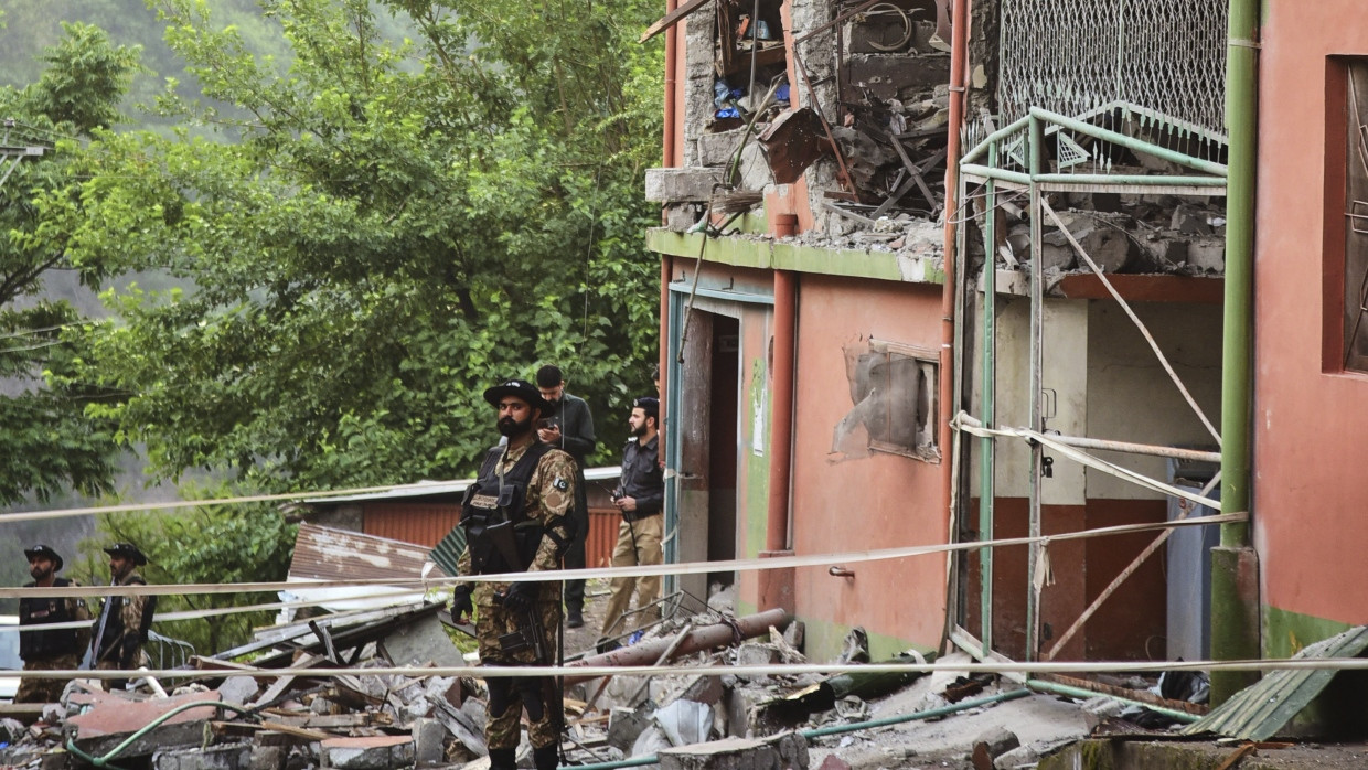 Pakistan, Muzaffarabad: Soldaten der Armee am Mittwoch vor einer Moschee, die durch einen indischen Raketenangriff in der Nähe von Muzaffarabad, der Hauptstadt des von Pakistan kontrollierten Kaschmir, beschädigt wurde