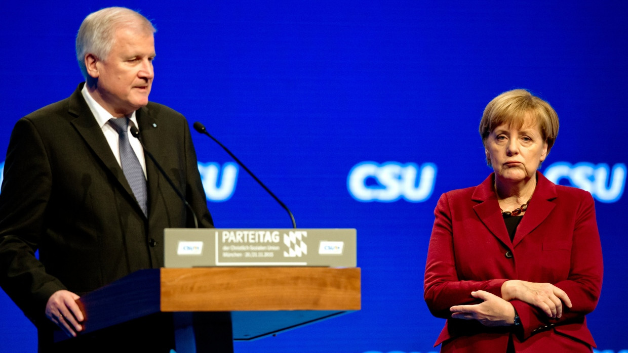 Bayern, München: Bundeskanzlerin Angela Merkel (CDU) lauscht auf dem CSU-Parteitag der Rede des bayerischen Ministerpräsidenten Horst Seehofer (CSU), der ihre Migrationspolitik kritisiert.