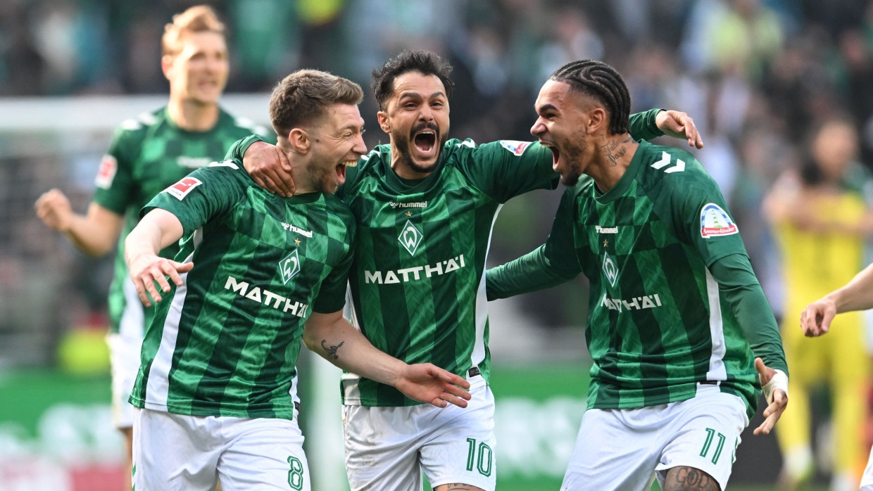 Mitte April in Bochum: Justin Njinmah und Leonardo Bittencourt jubeln mit dem Torschützen zum 1:0, Mitchell Weiser (links)