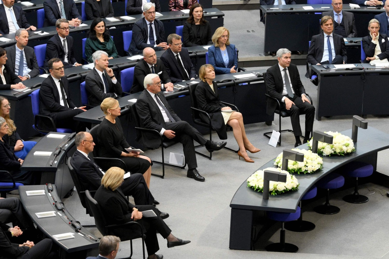 Gedenken an das Ende des Zweiten Weltkriegs im Bundestag: der neue Bundeskanzler Merz, Bundestagspräsidentin Klöckern, Bundespräsident Steinmeier und seine Ehefrau am Donnerstag im Plenum