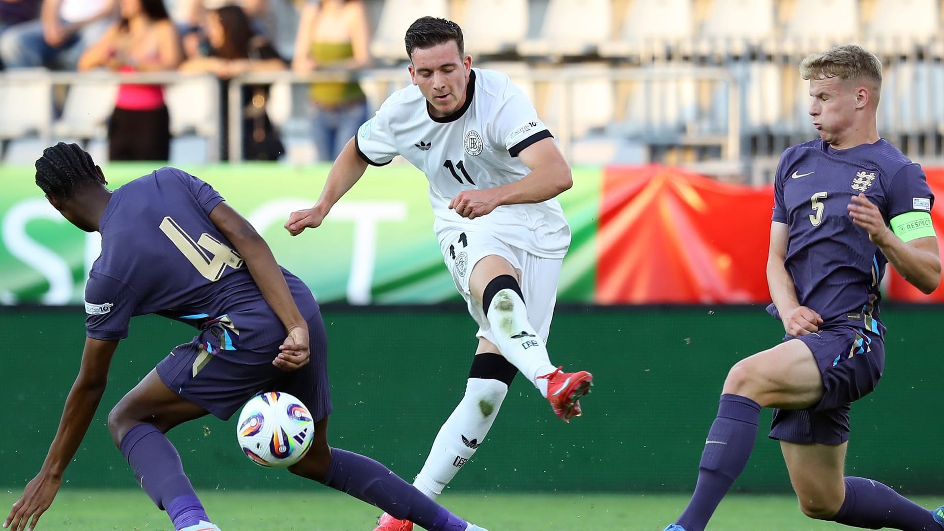 Said El Mala (Mitte) beim Schuss: Fünf Tore reichten der deutschen U19-Nationalmannschaft nicht zum Sieg. Said El Mala (Mitte) beim Schuss: Fünf Tore reichten der deutschen U19-Nationalmannschaft nicht zum Sieg.