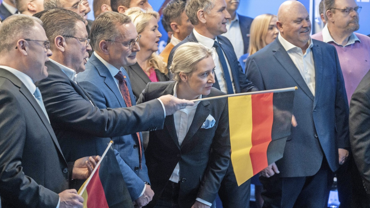 Am rechten Rand: Die AfD um die Parteichefs Chrupalla und Weidel und den Thüringer Landesvorsitzenden Höcke, hier nach der Bundestagswahl im Februar in Berlin