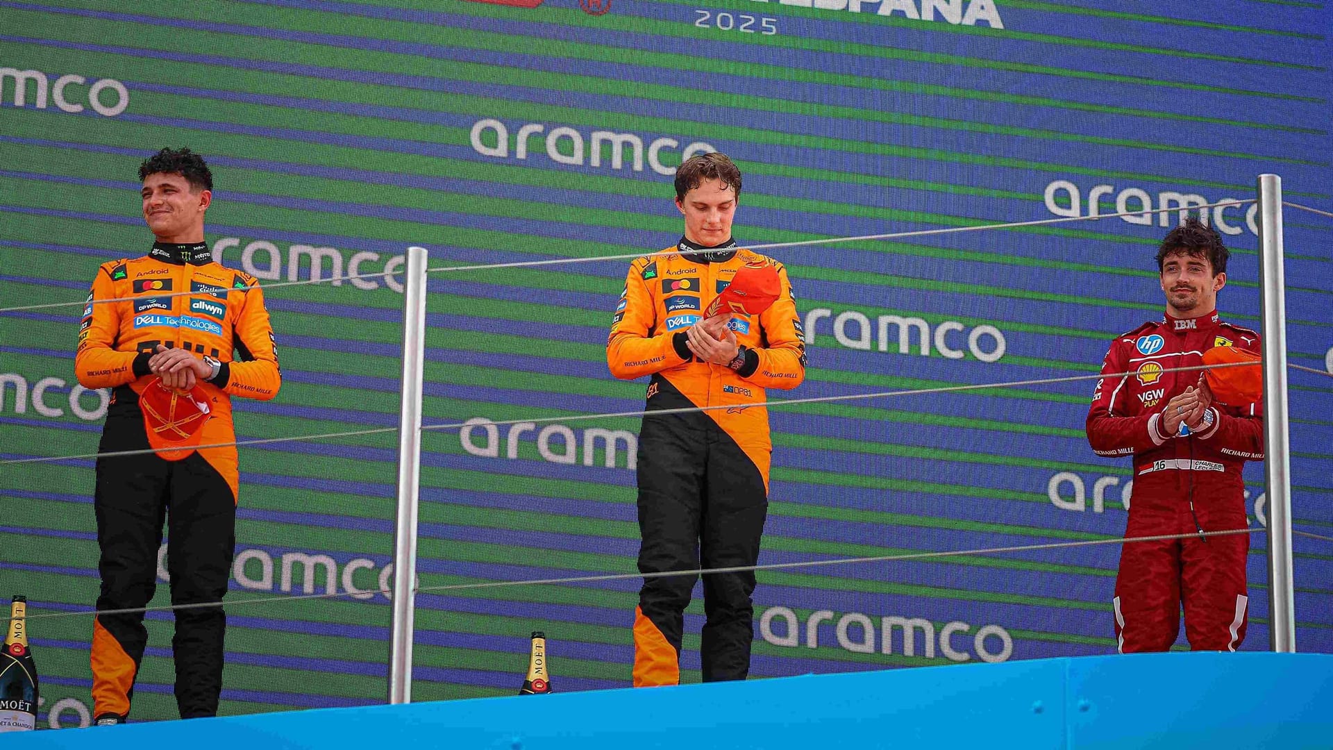 Piastris Teamkollege Lando Norris (l.) wurde Zweiter, Charles Leclerc (r.) im Ferrari Dritter. Piastris Teamkollege Lando Norris (l.) wurde Zweiter, Charles Leclerc (r.) im Ferrari Dritter.