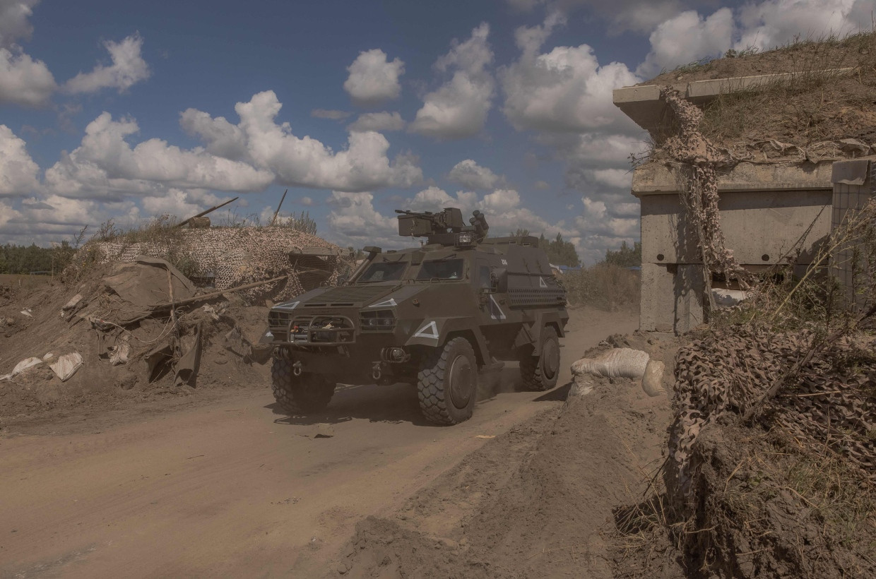 Ein ukrainisches Militärfahreug fährt am 14. August über die zerstörte Grenze nach Russland.