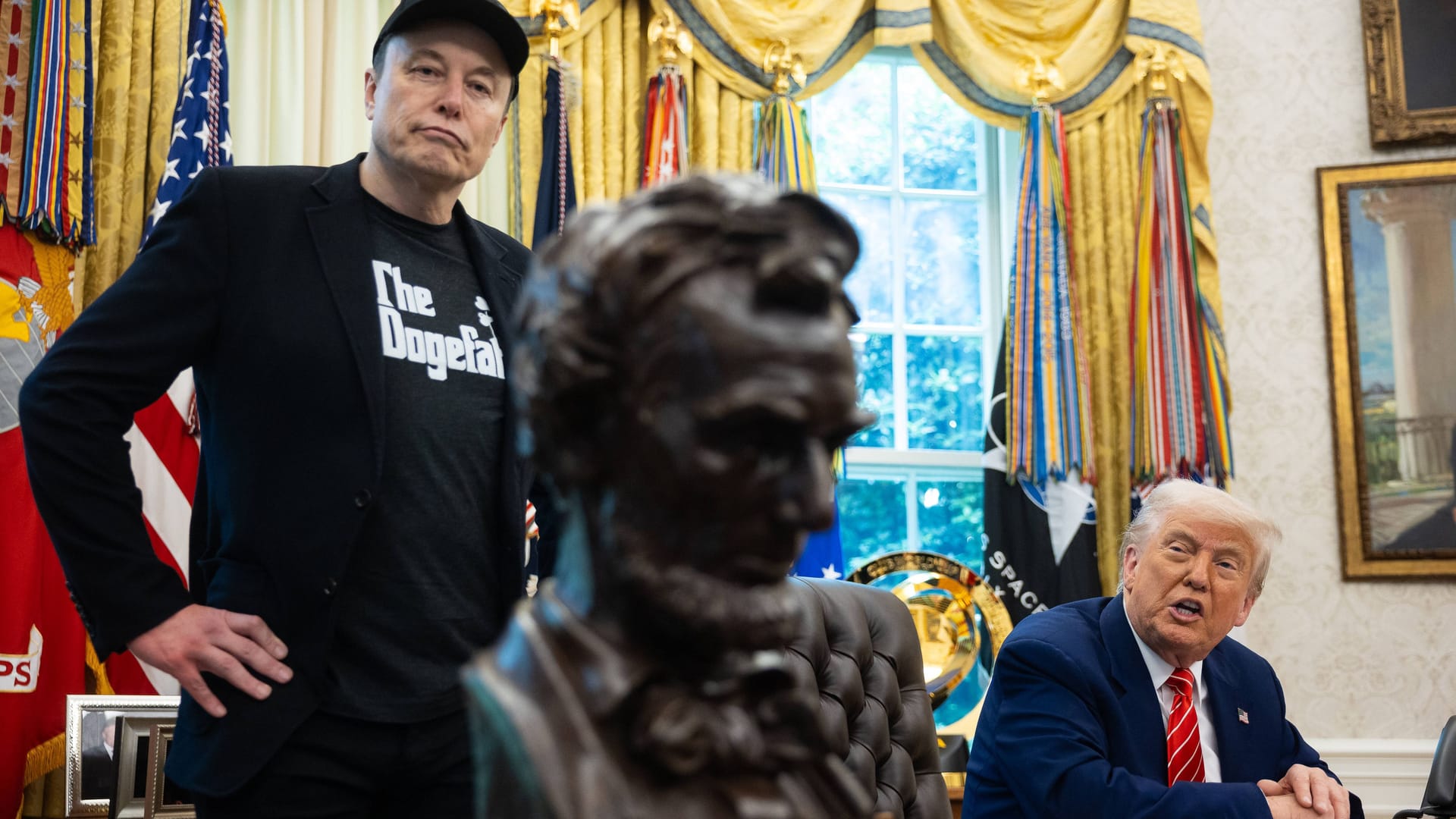 Vor einer Woche noch vereint im Oval Office: Elon Musk (l.) und US-Präsident Donald Trump tragen eine öffentliche Fehde aus. Vor einer Woche noch vereint im Oval Office: Elon Musk (l.) und US-Präsident Donald Trump tragen eine öffentliche Fehde aus.