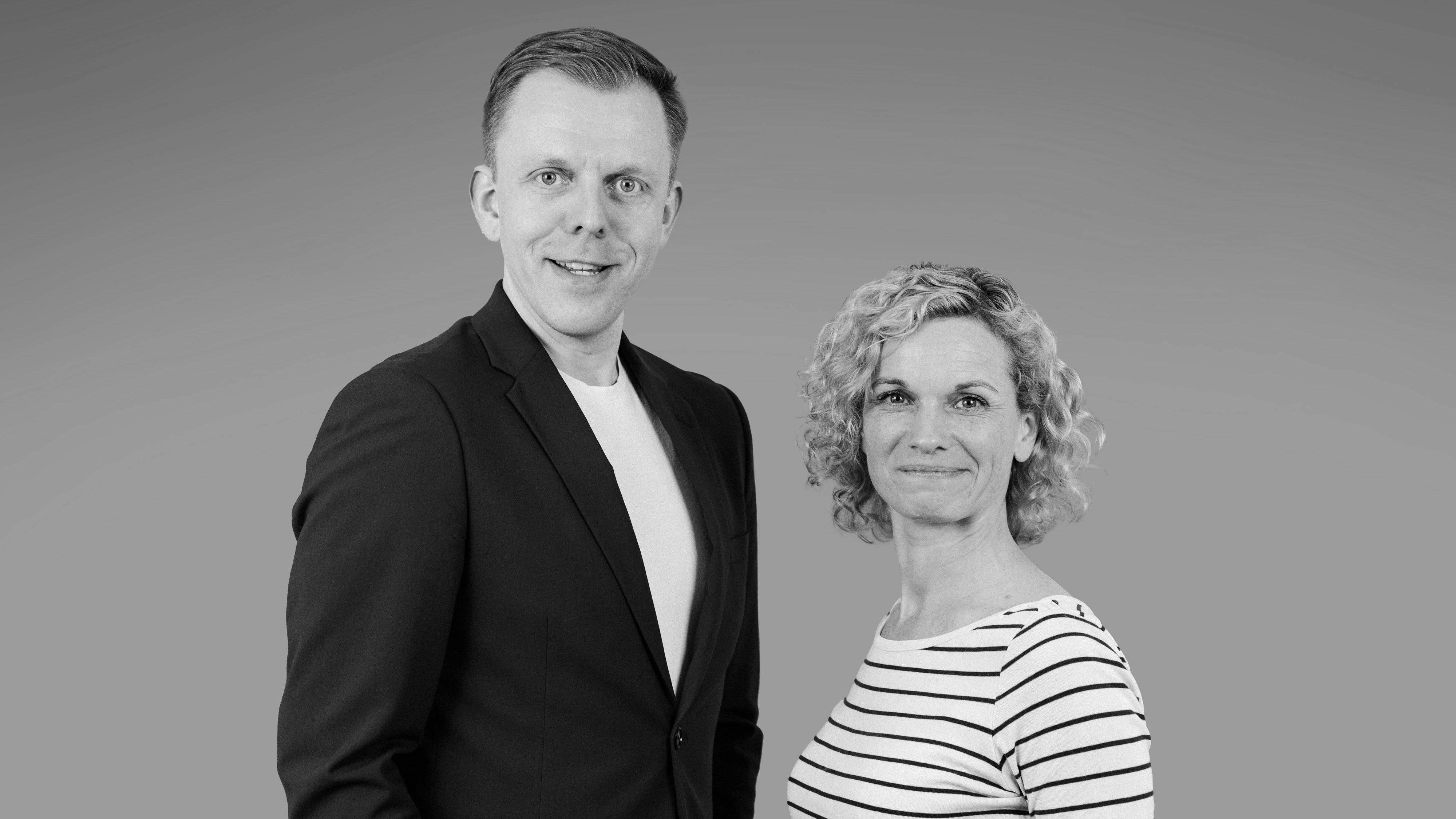 Robotaxis: Die Podcasthosts Florian Zinnecker und Maria Rossbauer