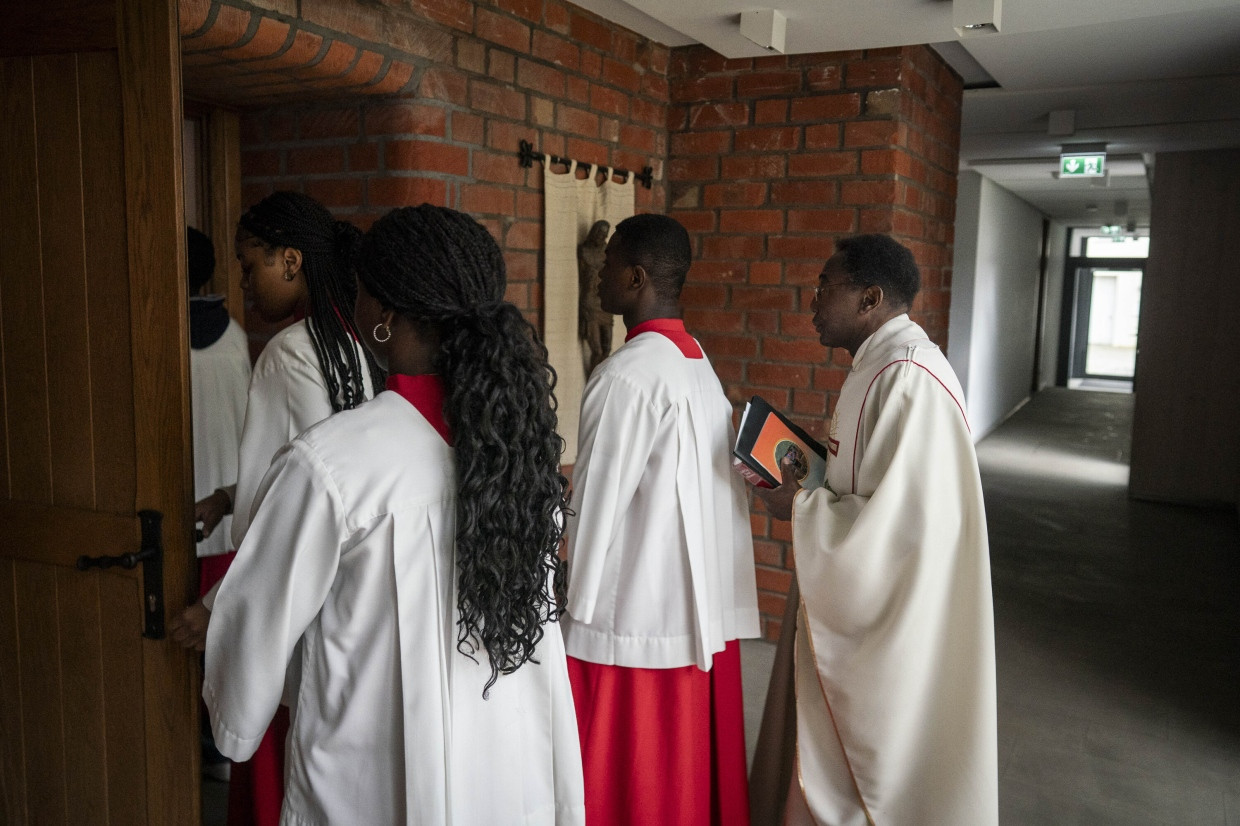 Messdiener und Pfarrer Nwoko beim englischsprachigen Gottesdienst in Bremen