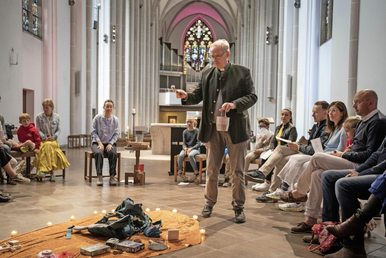 Propst Bernhard Stecker bei einer Dankandacht mit Erstkommunionkindern in der Kirche St. Johann
