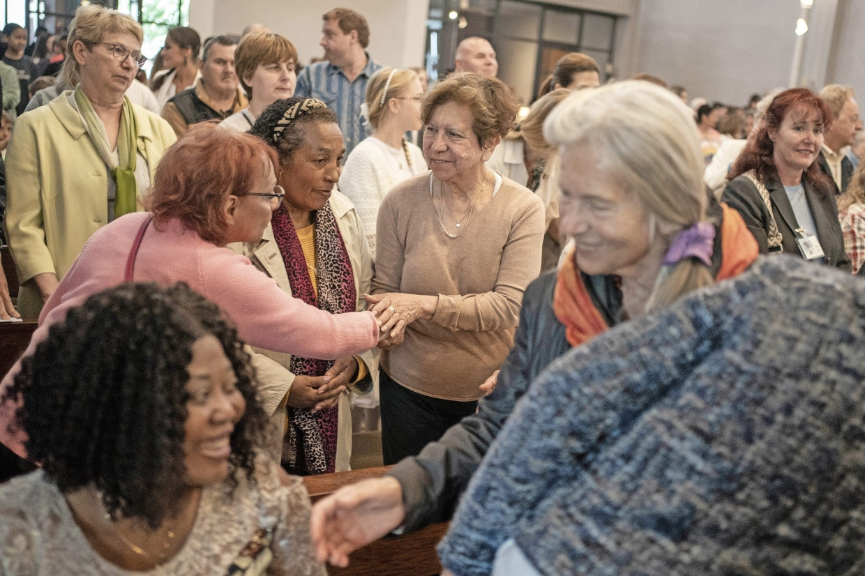 Gläubige im Gottesdienst nach der Fatima-Prozession