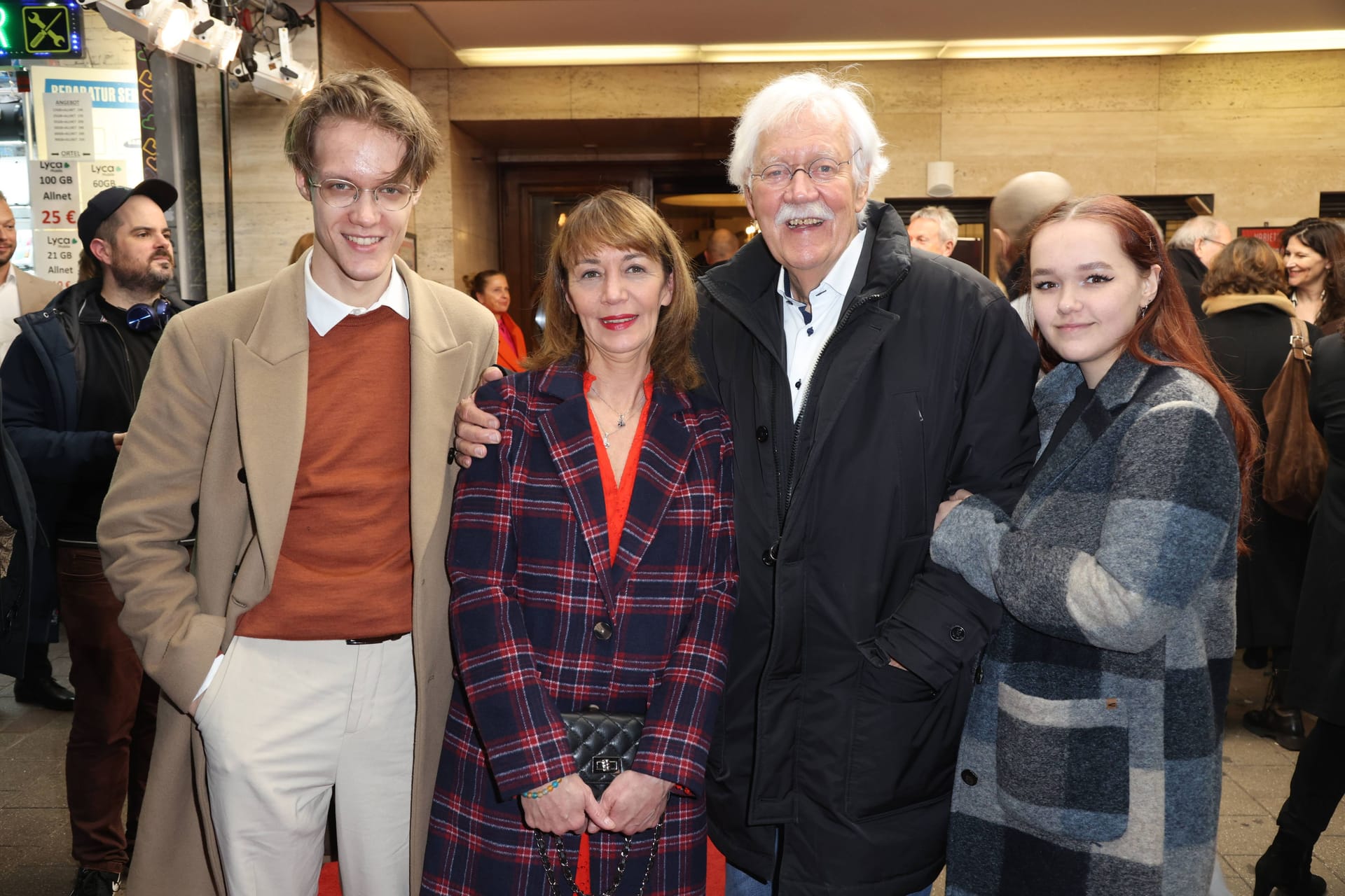 Carlo von Tiedemann mit seiner Ehefrau Julia und seinen jüngsten Kindern Nikolas und Viktoria, Carlo von Tiedemann mit seiner Ehefrau Julia und seinen jüngsten Kindern Nikolas und Viktoria,