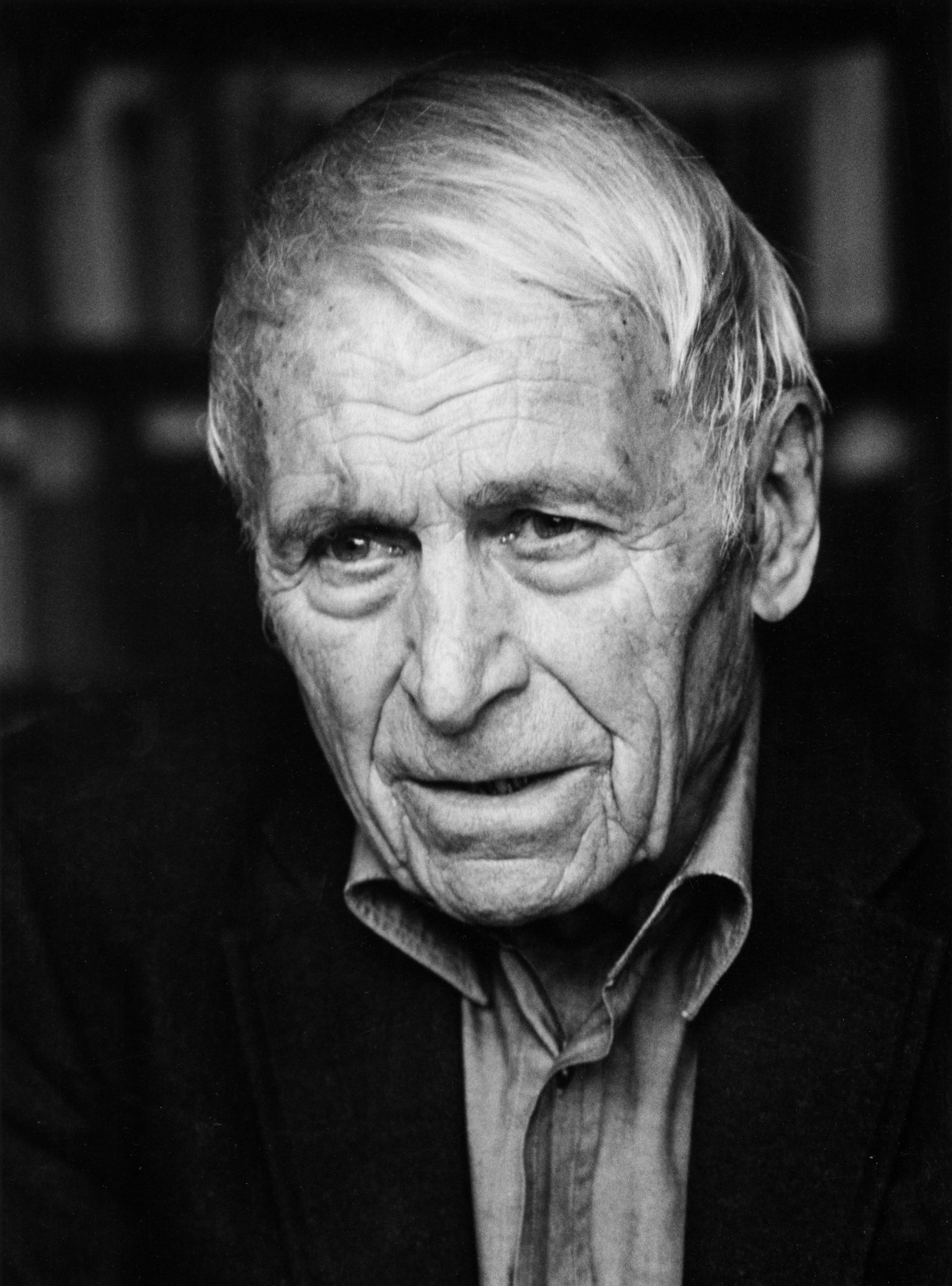 1946, nach der Rückkehr aus der Kriegsgefangenschaft, arbeitete Albrecht Schöne als Holzfäller und lernte so, „was handwerkliche Präzision ist und gespannte Aufmerksamkeit und vollkommene Versammlung“. Siebzig Jahre später fotografierte Barbara Klemm ihn in Göttingen.