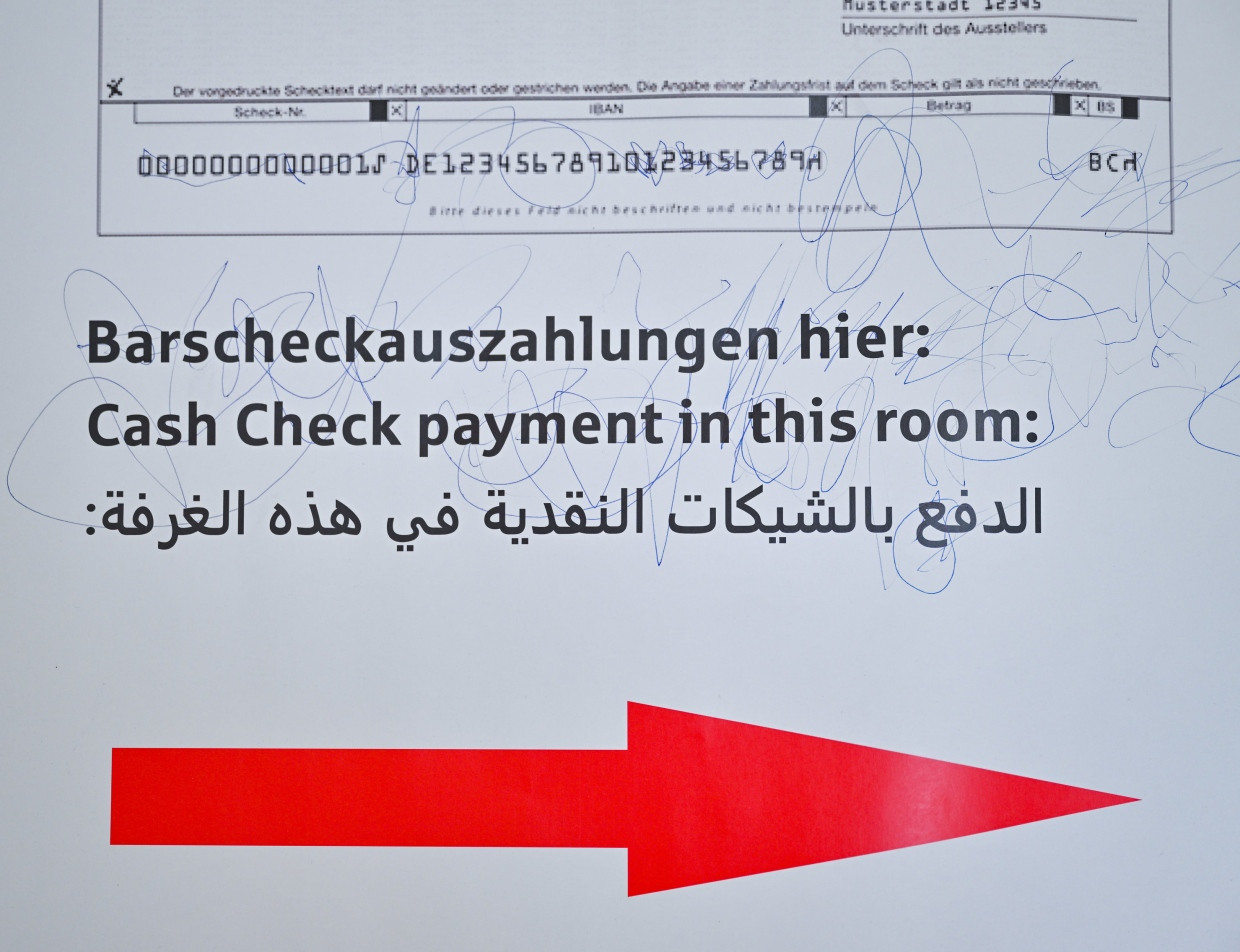 Ein Wegweiser im Landkreis Märkisch-Oderland zeigte im Mai 2024 noch zur Barscheckauszahlung, wo sich Asylbewerber ohne Girokonto ihre Leistungen abholen konnten.