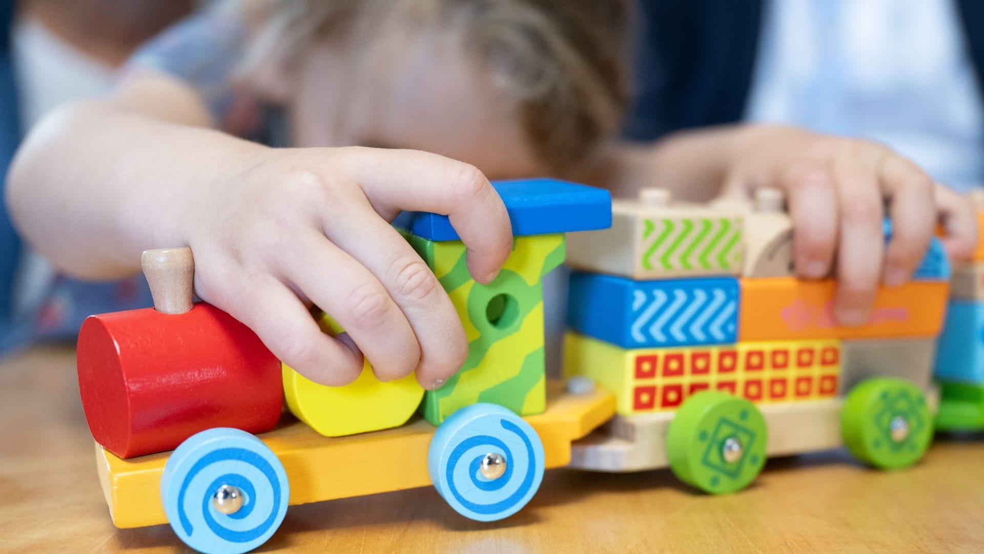 Kind spielt mit Spielzeug Kind spielt mit Spielzeug