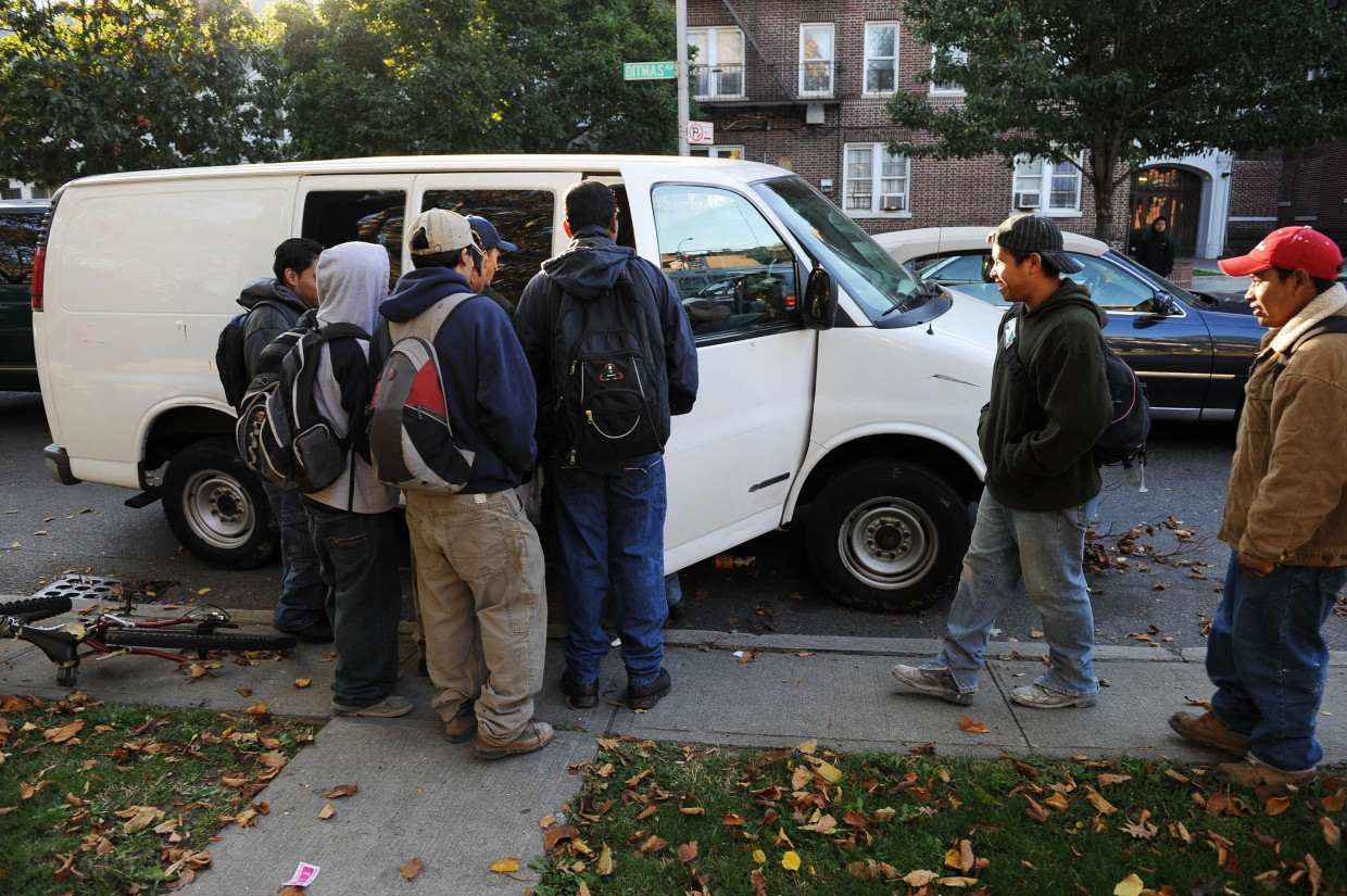 Jeder weiß, wo sie warten: Tagelöhner besteigen den Minibus eines Kleinunternehmers. Das Bild entstand 2008 im New Yorker Stadtteil Brooklyn.