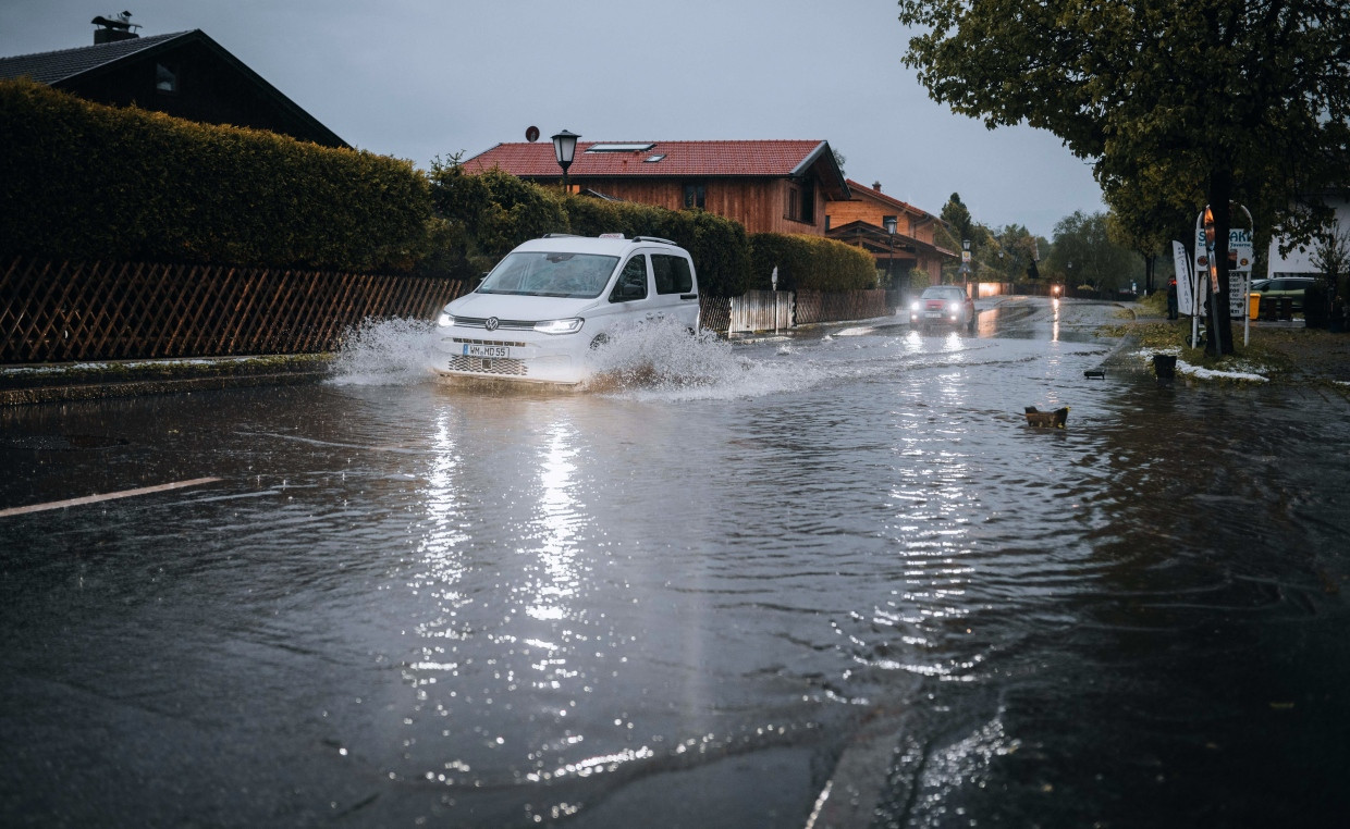 Dann wieder so: Heftige Regenfälle, verbunden mit Gewitter, sind auch häufiger, seitdem die Temperaturen so stark wachsen und die Verdunstung zur Ansammlung riesiger Wassermengen in der Atmosphäre führt.