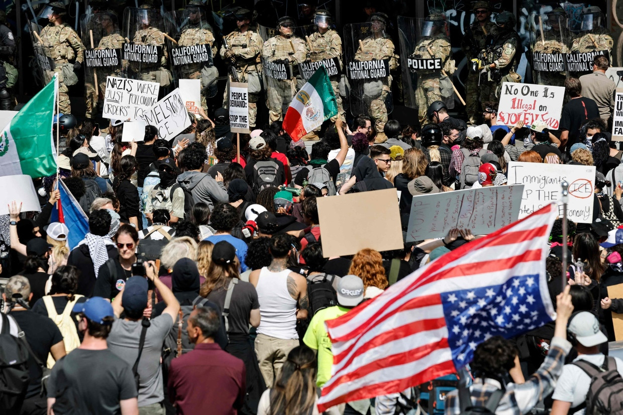 Tausende demonstrieren am Montag in L.A. gegen die Razzien gegen Immigranten.