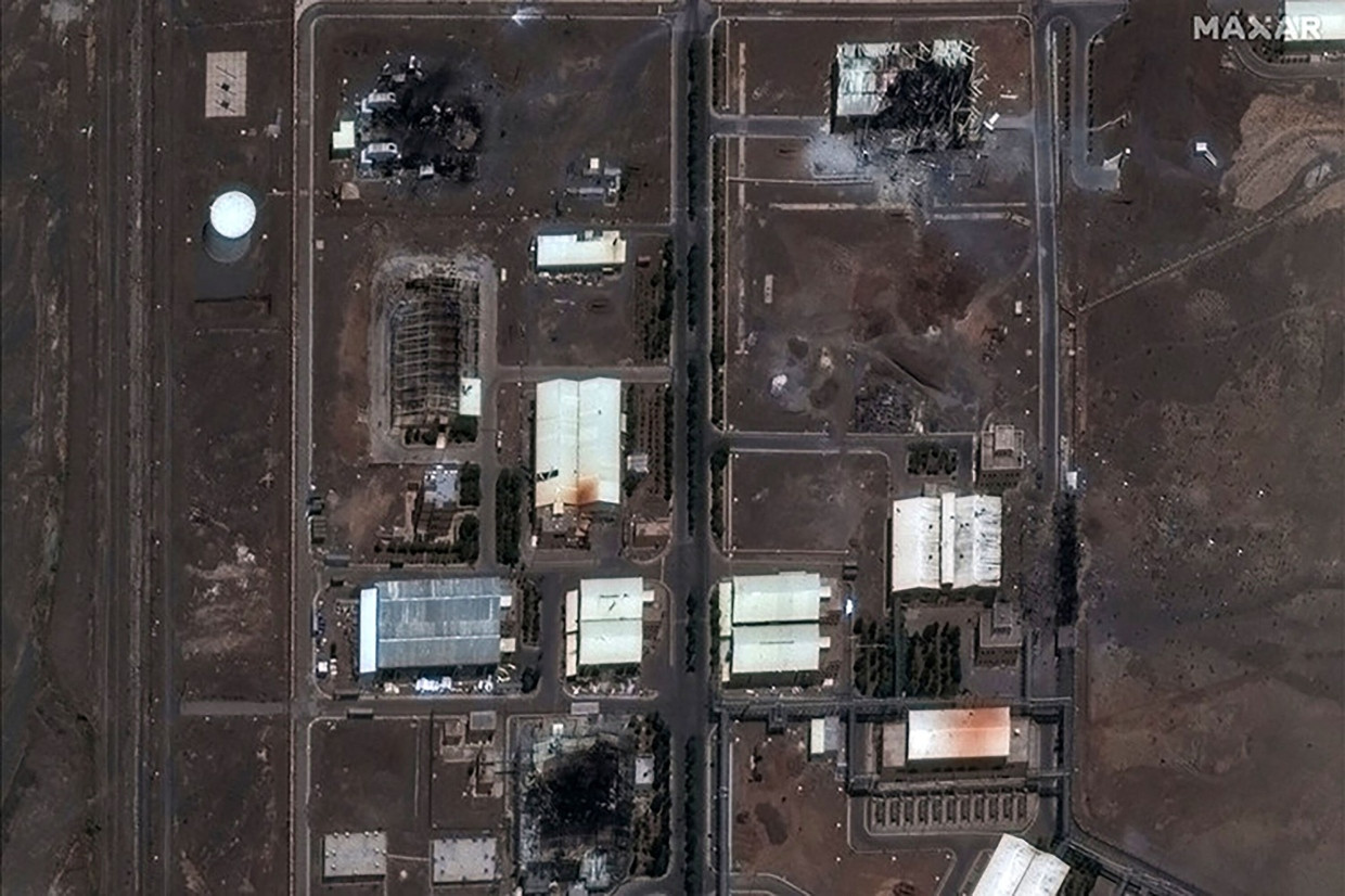 Ein Satellitenbild zeigt iranische Nuklearanlagen in der Nähe von Ahmadabad nach dem israelischen Angriff am Freitag.