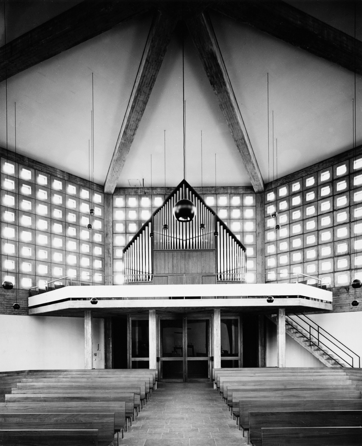 Erich Rossmann (1925 bis 2010), aus Freiburg gebürtig, gründete 1952 sein Architekturbüro in Karlsruhe und wurde 1978 zum Honorarprofessor seiner Alma Mater ernannt. Die 1961 fertiggestellte evangelische Lukaskirche ist der Kaiser-Wilhelm-Gedächtniskirche seines Lehrers Eiermann verwandt. Am 19. Juni 2025 werden in der Kirche Rossmanns postum publizierte Erinnerungen vorgestellt.