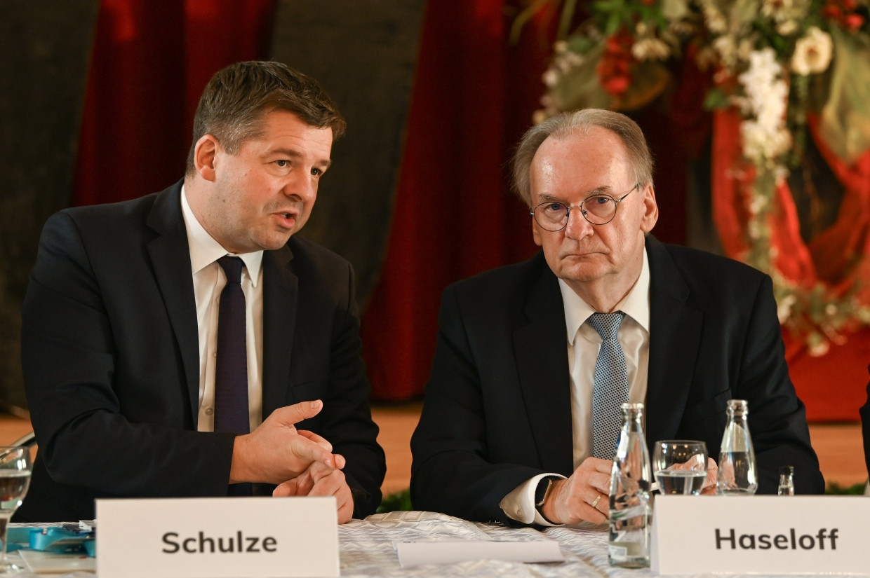 Sven Schulze und Reiner Haseloff im November in Zerbst
