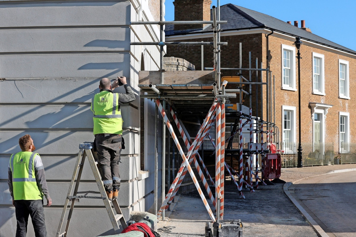 Arbeiten an einem Haus in Poundbury im Februar 2023